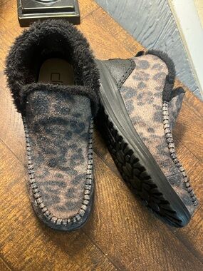 HEY DUDE Leopard Print Slip-On shoes boots  size 9